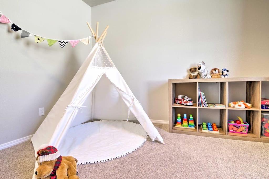 Family Friendly Playroom Garage Caldwell Exteriér fotografie